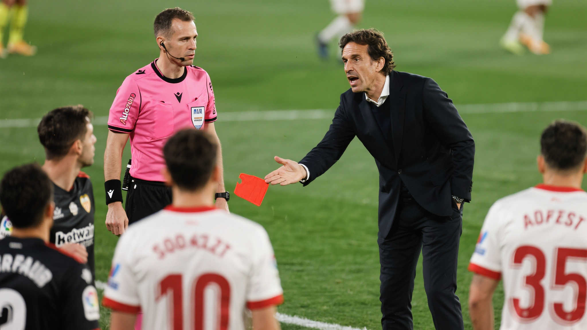 皇马10人鏖战逆转帕丘卡,阿隆索首胜告捷开启执教之路 比赛刚刚开始不久,一张争议颇大的红牌让全队陷入困境