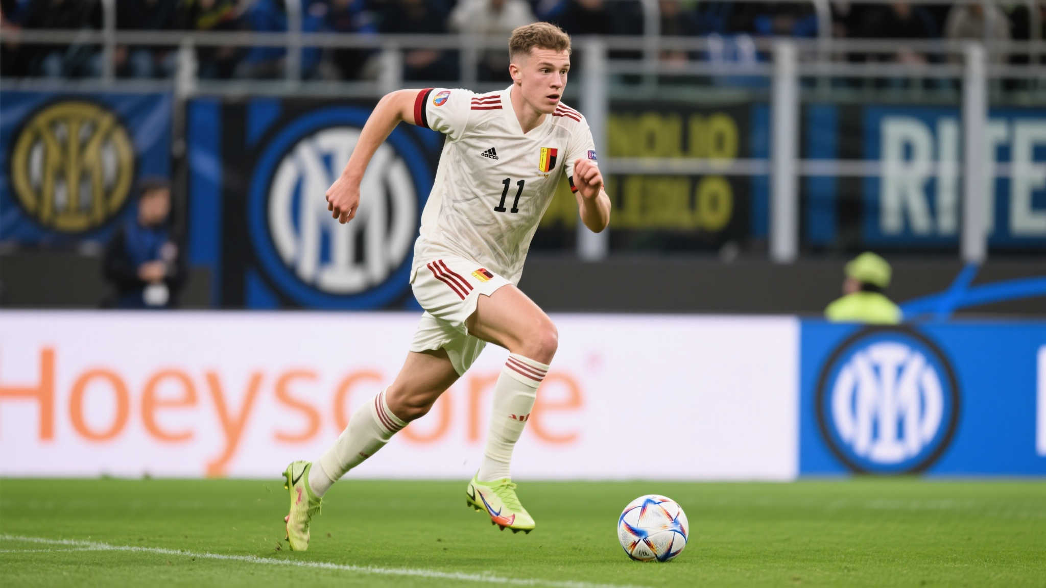 曼联强硬拒绝租借方案❗坚持4500万要价,霍伊伦渴望加盟国际米兰 首先,我们需要了解的是霍伊伦在场上的表现和潜力。他